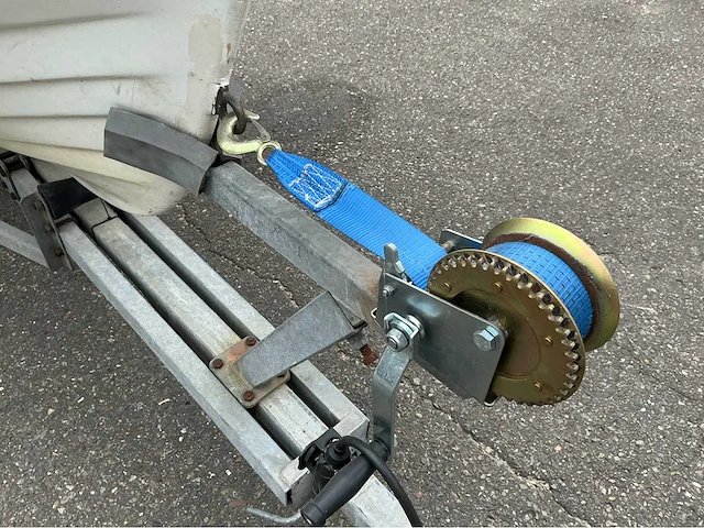 Polyesterboot met buitenboordmotor en trailer - afbeelding 6 van  23