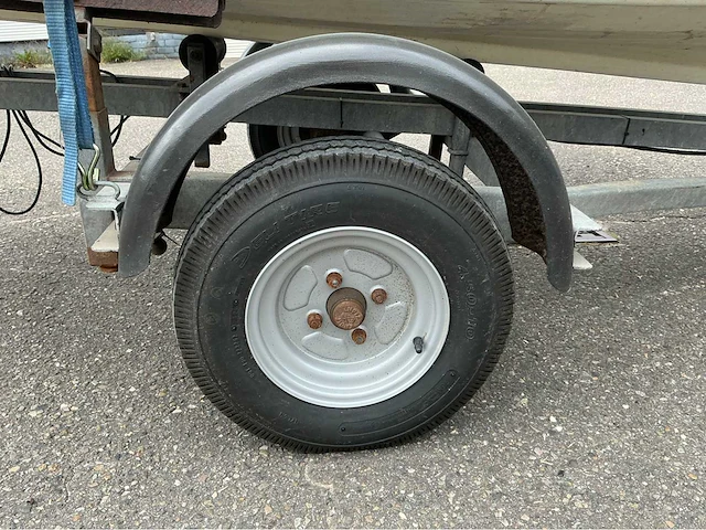 Polyesterboot met buitenboordmotor en trailer - afbeelding 7 van  23