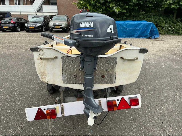 Polyesterboot met buitenboordmotor en trailer - afbeelding 10 van  23