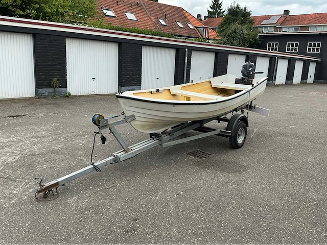 Polyesterboot met buitenboordmotor en trailer - afbeelding 1 van  23