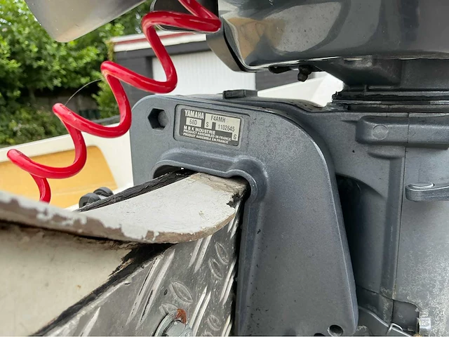 Polyesterboot met buitenboordmotor en trailer - afbeelding 13 van  23