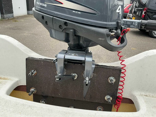 Polyesterboot met buitenboordmotor en trailer - afbeelding 14 van  23