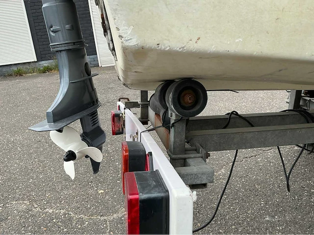Polyesterboot met buitenboordmotor en trailer - afbeelding 15 van  23