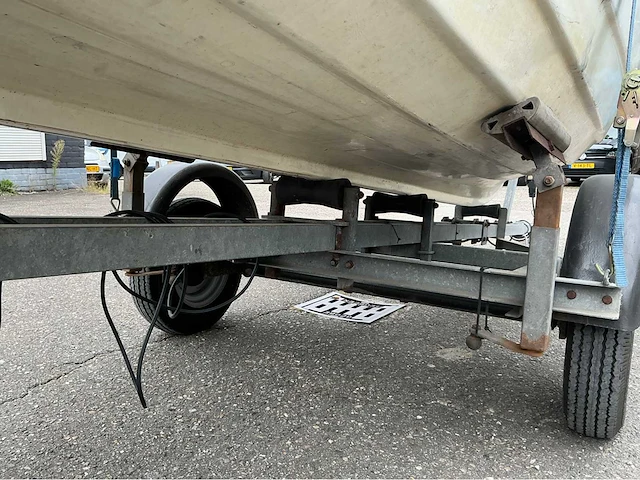 Polyesterboot met buitenboordmotor en trailer - afbeelding 16 van  23