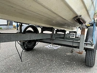 Polyesterboot met buitenboordmotor en trailer - afbeelding 16 van  23