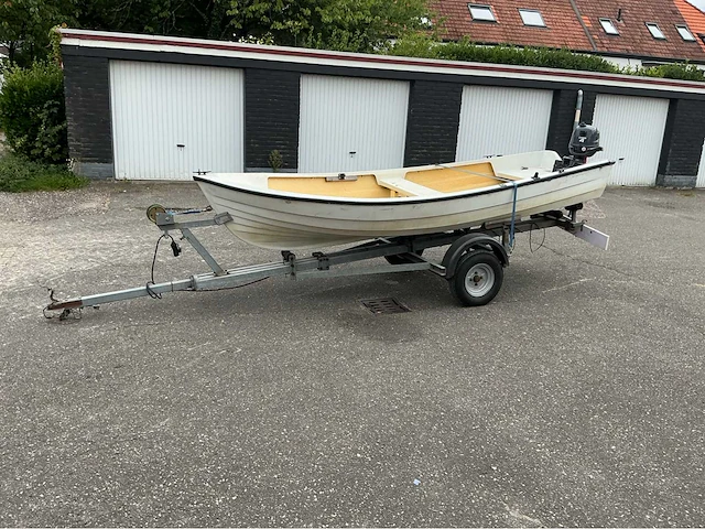 Polyesterboot met buitenboordmotor en trailer - afbeelding 12 van  23