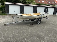 Polyesterboot met buitenboordmotor en trailer - afbeelding 12 van  23
