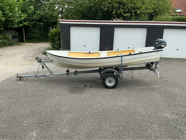 Polyesterboot met buitenboordmotor en trailer - afbeelding 17 van  23