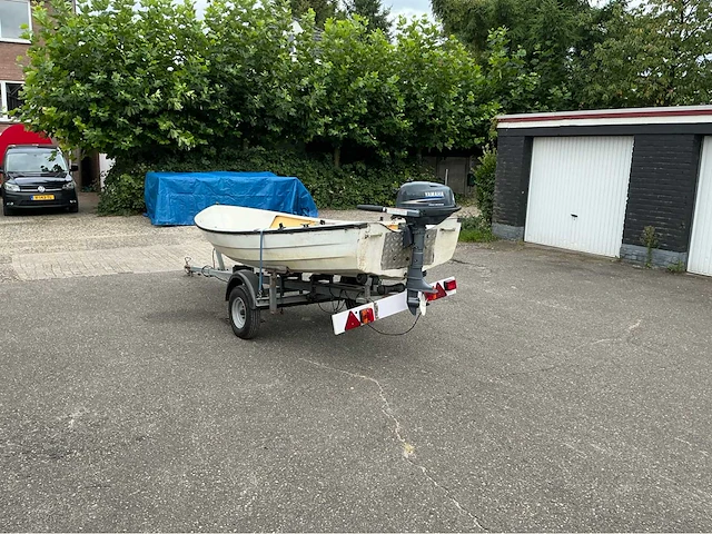 Polyesterboot met buitenboordmotor en trailer - afbeelding 19 van  23