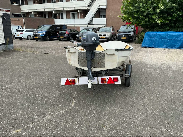 Polyesterboot met buitenboordmotor en trailer - afbeelding 20 van  23