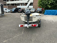 Polyesterboot met buitenboordmotor en trailer - afbeelding 20 van  23