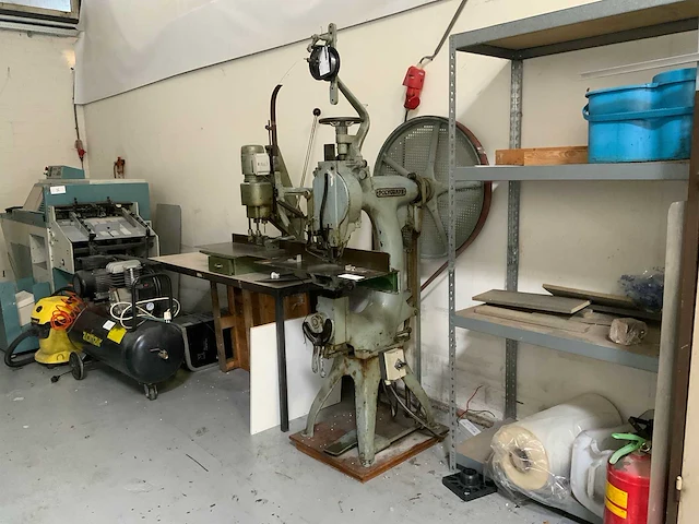 Polygraph - draadhechtmachine - afbeelding 1 van  4