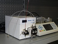 Pompopstelling opgebouwd uit running-in-pomp knauer azure en doseerpomp chemyx fusion 200. - afbeelding 2 van  2
