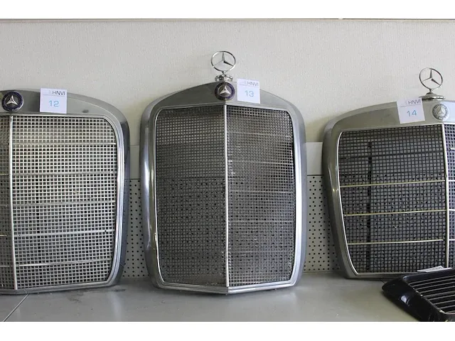 Ponton grill mercedes benz. afmeting inclusief ster ca. 51 x 72 cm - afbeelding 1 van  2