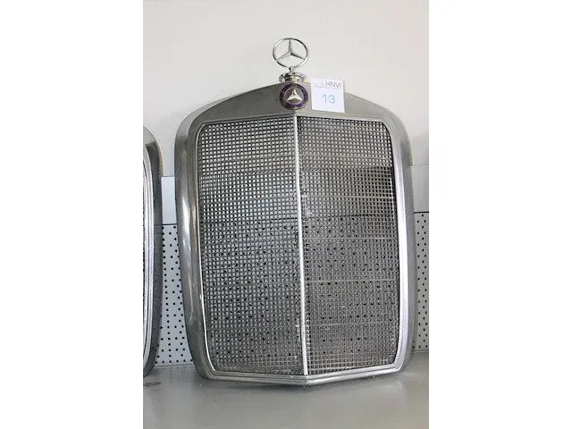 Ponton grill mercedes benz. afmeting inclusief ster ca. 51 x 72 cm - afbeelding 2 van  2