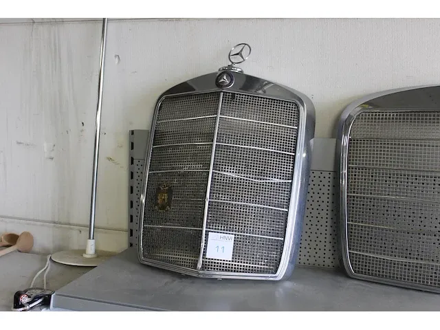 Ponton grill mercedes benz. afmeting inclusief ster ca. 55 x 74 cm - afbeelding 1 van  2