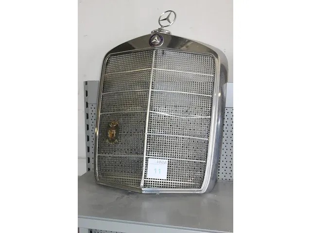 Ponton grill mercedes benz. afmeting inclusief ster ca. 55 x 74 cm - afbeelding 2 van  2