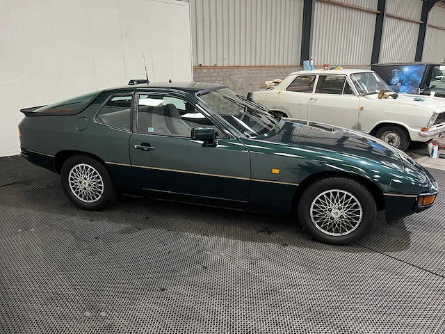 Porsche - 924 - oldtimer - 1983 - afbeelding 2 van  32