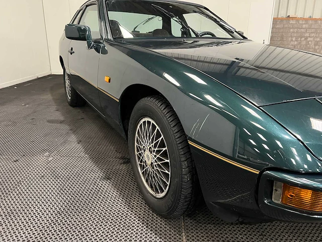 Porsche - 924 - oldtimer - 1983 - afbeelding 4 van  32