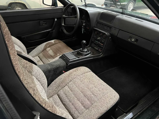 Porsche - 924 - oldtimer - 1983 - afbeelding 10 van  32