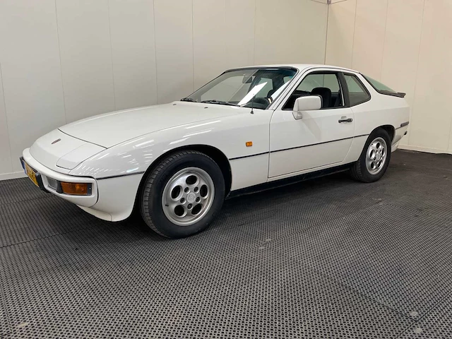 Porsche - 924 s - oldtimer - 1986 - afbeelding 1 van  45