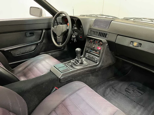 Porsche - 924 s - oldtimer - 1986 - afbeelding 21 van  45