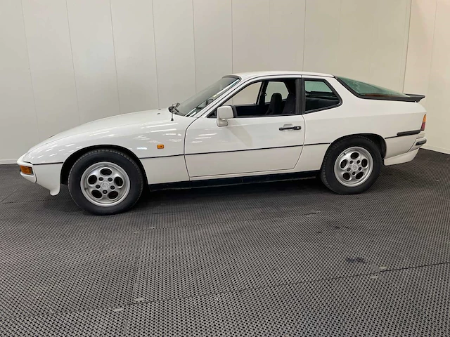 Porsche - 924 s - oldtimer - 1986 - afbeelding 43 van  45