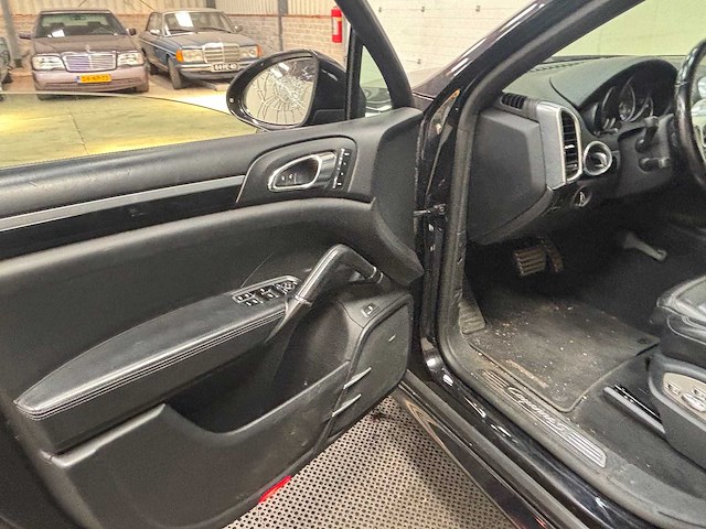 Porsche - cayenne - 3.0 s e-hybrid - car - 2015 - afbeelding 13 van  30