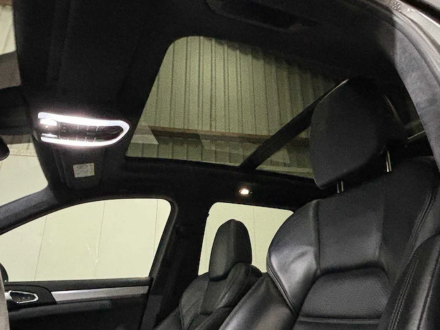 Porsche - cayenne - 3.6 v6 gts - car - 2016 - afbeelding 16 van  54