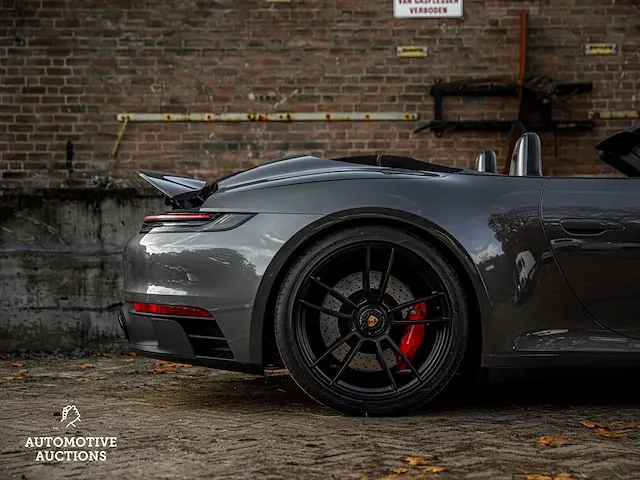 Porsche 911 992 carrera 4 gts 480pk -carbon- 2023 sport-chrono cabriolet -fabrieksgarantie- - afbeelding 13 van  98