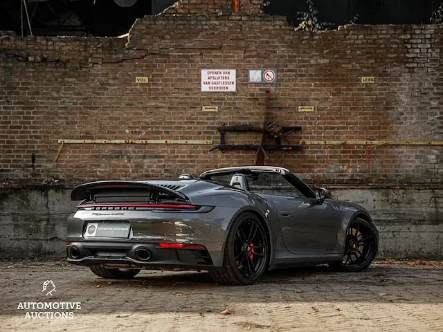 Porsche 911 992 carrera 4 gts 480pk -carbon- 2023 sport-chrono cabriolet -fabrieksgarantie- - afbeelding 20 van  98