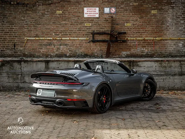 Porsche 911 992 carrera 4 gts 480pk -carbon- 2023 sport-chrono cabriolet -fabrieksgarantie- - afbeelding 21 van  98