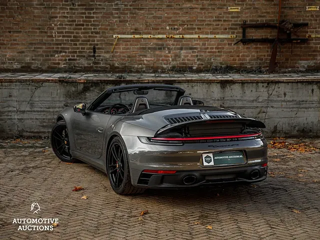 Porsche 911 992 carrera 4 gts 480pk -carbon- 2023 sport-chrono cabriolet -fabrieksgarantie- - afbeelding 38 van  98