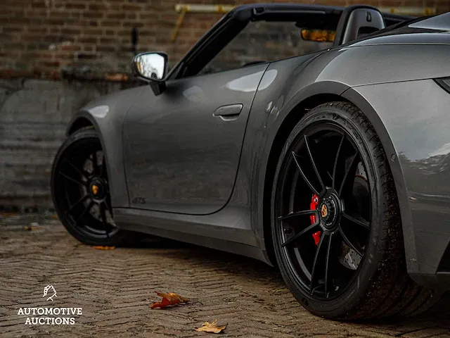 Porsche 911 992 carrera 4 gts 480pk -carbon- 2023 sport-chrono cabriolet -fabrieksgarantie- - afbeelding 39 van  98
