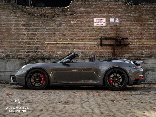 Porsche 911 992 carrera 4 gts 480pk -carbon- 2023 sport-chrono cabriolet -fabrieksgarantie- - afbeelding 41 van  98