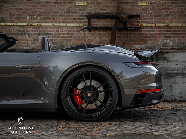 Porsche 911 992 carrera 4 gts 480pk -carbon- 2023 sport-chrono cabriolet -fabrieksgarantie- - afbeelding 43 van  98