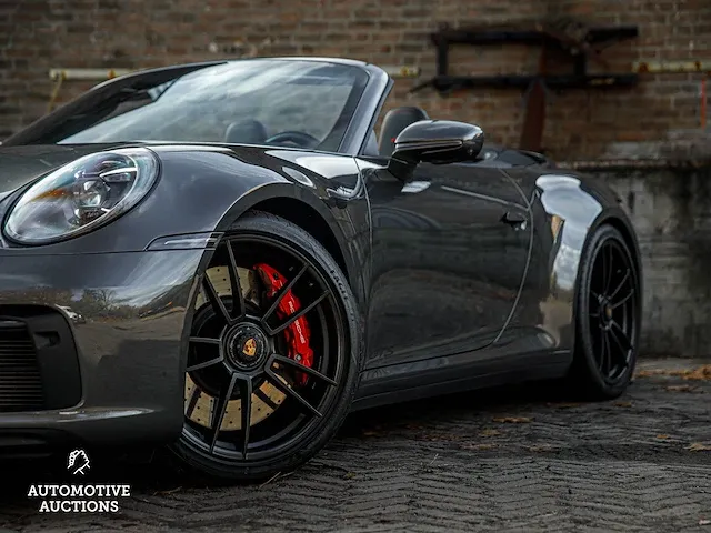 Porsche 911 992 carrera 4 gts 480pk -carbon- 2023 sport-chrono cabriolet -fabrieksgarantie- - afbeelding 33 van  98