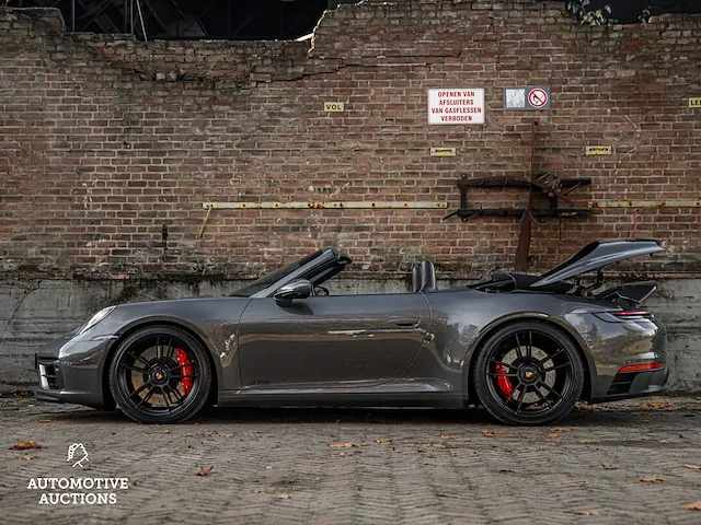 Porsche 911 992 carrera 4 gts 480pk -carbon- 2023 sport-chrono cabriolet -fabrieksgarantie- - afbeelding 47 van  98
