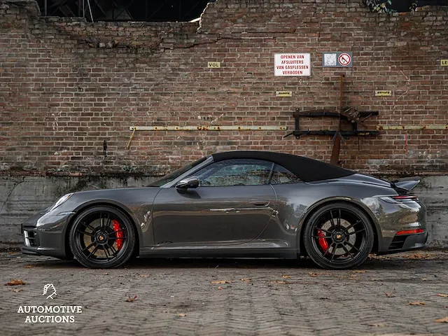 Porsche 911 992 carrera 4 gts 480pk -carbon- 2023 sport-chrono cabriolet -fabrieksgarantie- - afbeelding 48 van  98