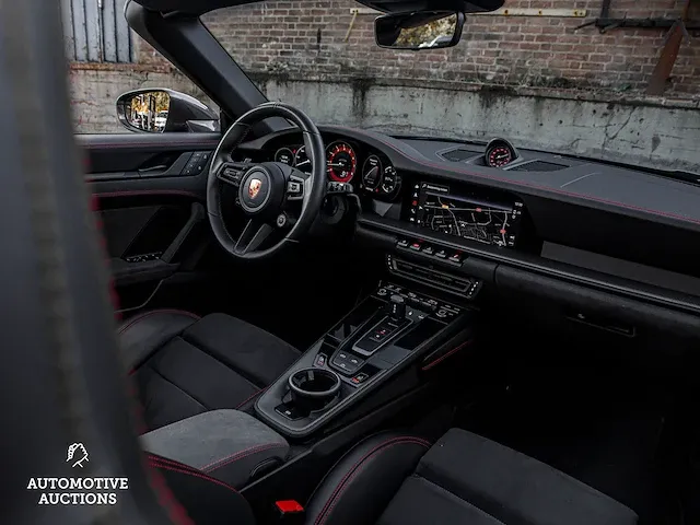 Porsche 911 992 carrera 4 gts 480pk -carbon- 2023 sport-chrono cabriolet -fabrieksgarantie- - afbeelding 71 van  98