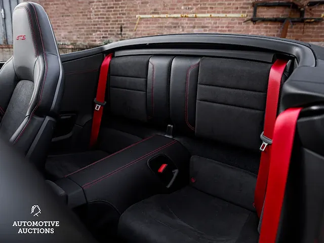 Porsche 911 992 carrera 4 gts 480pk -carbon- 2023 sport-chrono cabriolet -fabrieksgarantie- - afbeelding 85 van  98