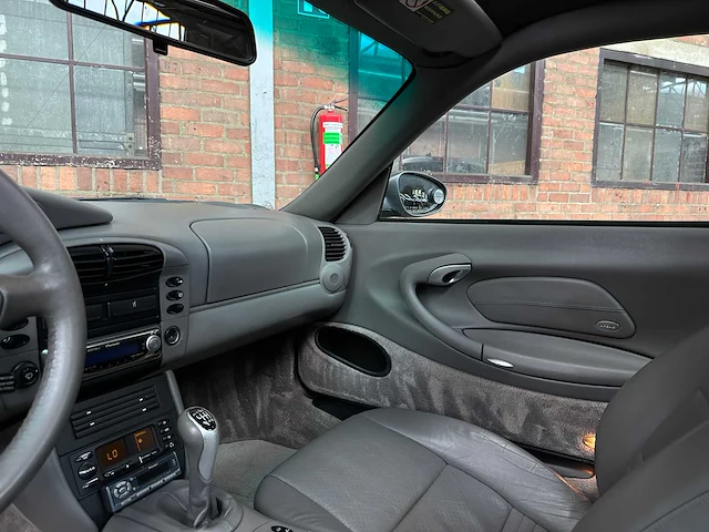 Porsche 911 996 carrera coupe 3.4 handgeschakeld 300pk 2000 -youngtimer- - afbeelding 14 van  36