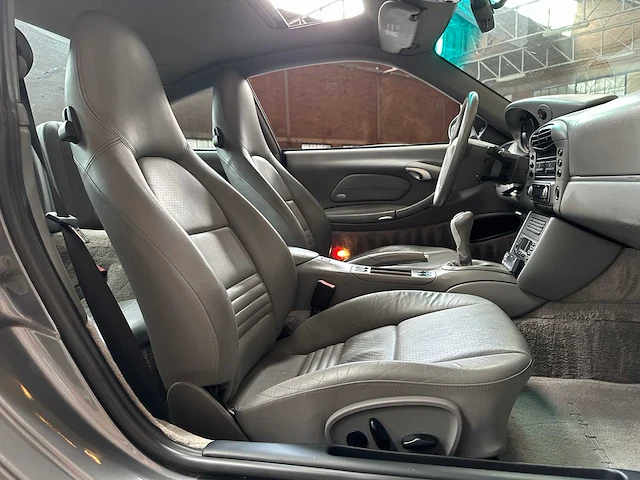 Porsche 911 996 carrera coupe 3.4 handgeschakeld 300pk 2000 -youngtimer- - afbeelding 27 van  36