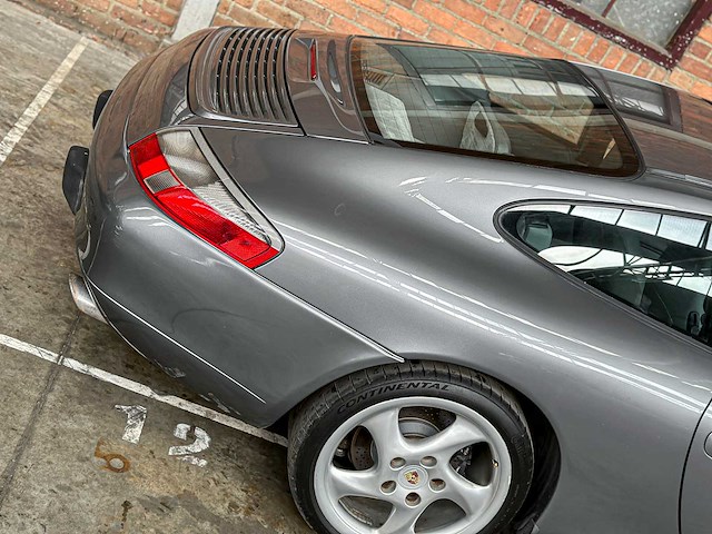 Porsche 911 996 carrera coupe 3.4 handgeschakeld 300pk 2000 -youngtimer- - afbeelding 2 van  36