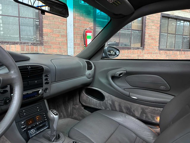 Porsche 911 996 carrera coupe 3.4 handgeschakeld 300pk 2000 -youngtimer- - afbeelding 14 van  36