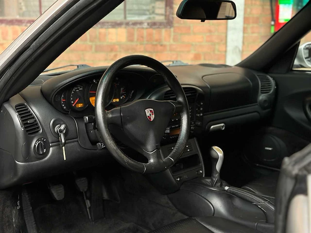 Porsche 911 cabriolet carrera 3.6 996 320p 2003 youngtimer handgeschakeld - afbeelding 18 van  40