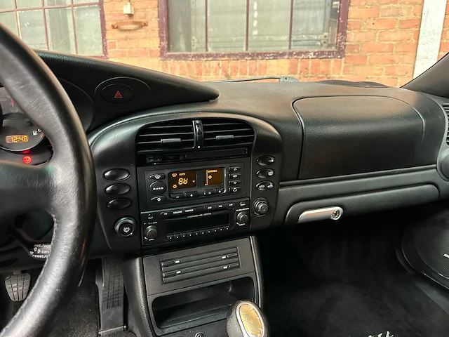 Porsche 911 cabriolet carrera 3.6 996 320p 2003 youngtimer handgeschakeld - afbeelding 19 van  40