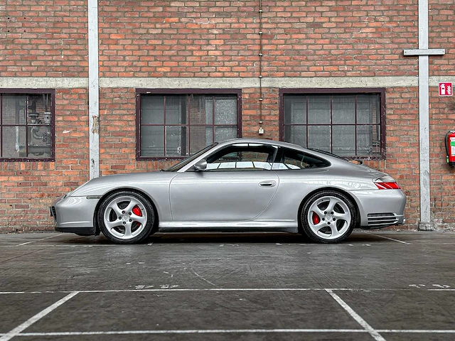 Porsche 911 carrera 4s 996 (handgeschakeld) 320pk 2004 youngtimer - afbeelding 17 van  36