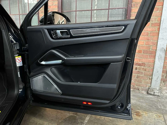 Porsche cayenne coupe turbo s e-hybrid 4.0 v8 -techart carbon- 680pk 2020 (origineel-nl), j-707-rt - afbeelding 59 van  70