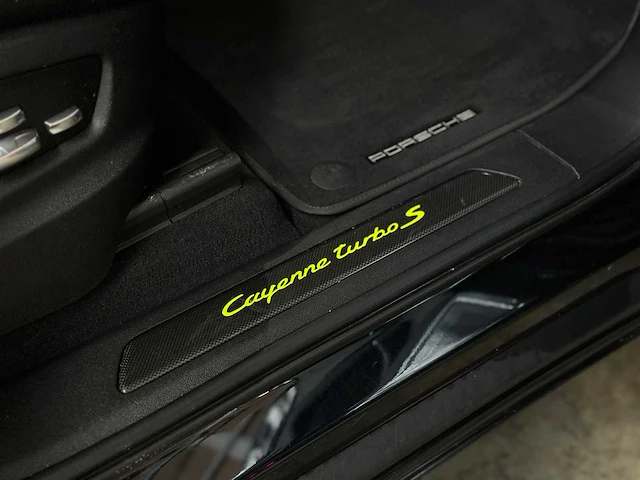 Porsche cayenne coupe turbo s e-hybrid 4.0 v8 -techart carbon- 680pk 2020 (origineel-nl), j-707-rt - afbeelding 61 van  70